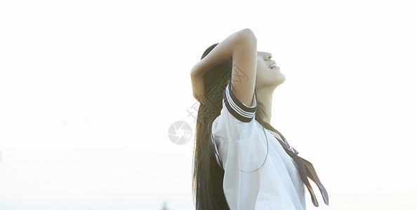 水手服女孩的肖像图片