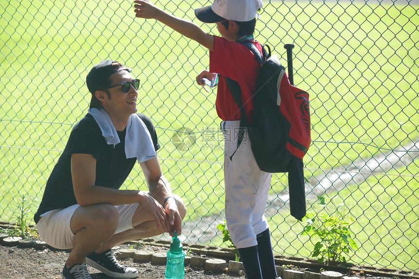 父亲鼓励儿子学习棒球追逐梦想图片
