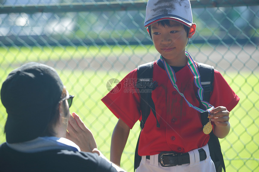 棒球男孩追逐梦想成功获得金牌图片