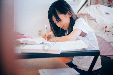 小学学生居家书写作业女人高清图片素材