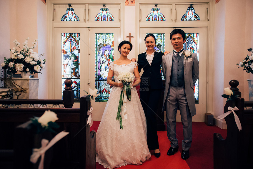 教堂婚礼的夫妇和好友合照图片