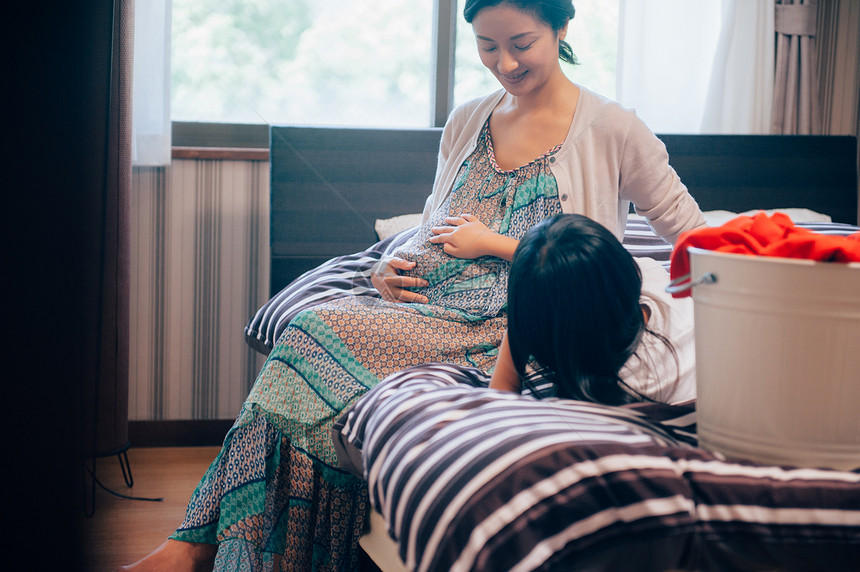 女儿抚摸二胎母亲的肚子图片