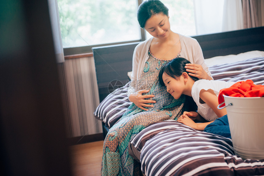 女儿聆听二胎妈妈的肚子图片