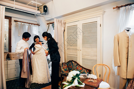 挑选婚纱的新郎新娘与婚礼策划师图片