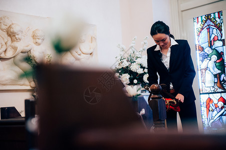 在礼堂的婚礼策划师肖像背景图片