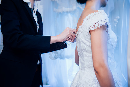 年轻女性婚纱店试婚纱背景图片