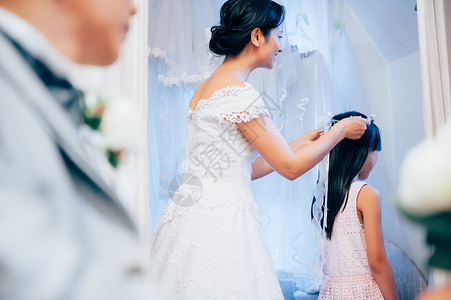 女儿陪妈妈婚纱店试婚纱图片