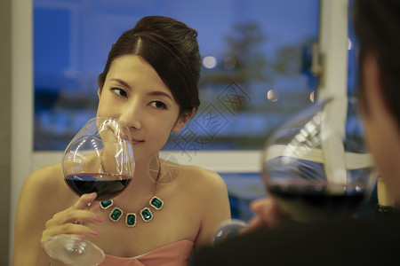  喝红酒的女人图片