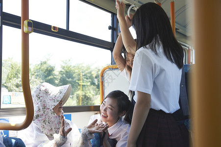 女孩和奶奶在公交车上聊天笑容高清图片素材