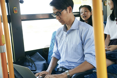 乘坐公共汽车通勤的30多岁男人日本人高清图片素材