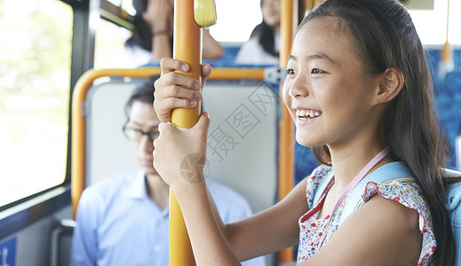 乘坐公共汽车通勤的女学生公众交通高清图片素材