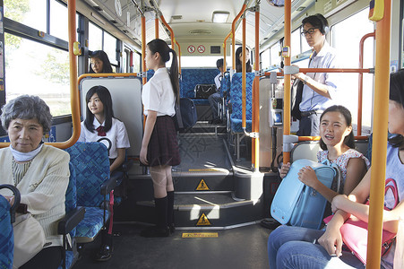 公交车上的乘客学生高清图片素材