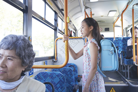 小姑娘乘坐公交车出行汽车高清图片素材