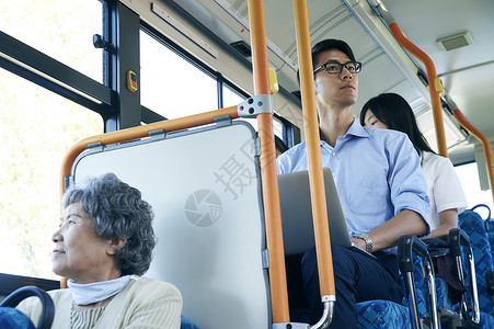 乘坐公交车的商务人士眼镜高清图片素材