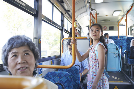 乘坐公交车的小女孩汽车高清图片素材