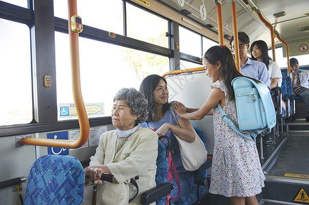 公共汽车里的母亲和孩子护栏高清图片素材