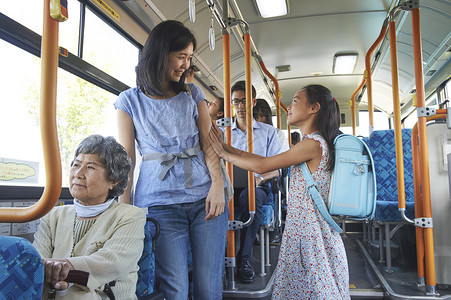 让座位的小学生少女高清图片素材