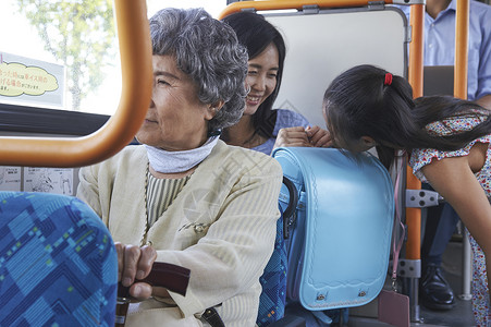 公交车上欢乐的母女日本人高清图片素材
