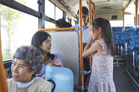 公交车上的母亲和孩子女孩们高清图片素材
