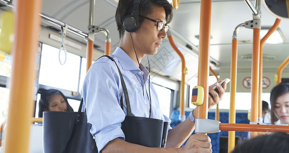 公交车上戴耳机的男性男人高清图片素材