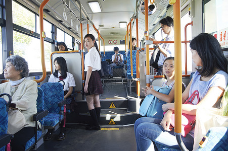 公交车上的乘客快乐高清图片素材