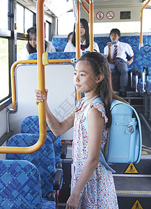 乘坐公交车的小学生通勤上学高清图片素材