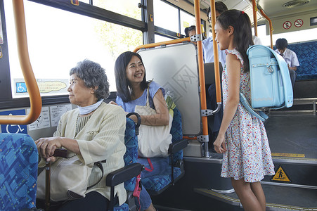 妈妈和女儿一起乘坐公交车年轻高清图片素材