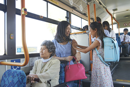 妈妈和女儿一起乘坐公交车快乐高清图片素材