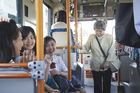 初中生一起乘坐公交车中学生高清图片素材