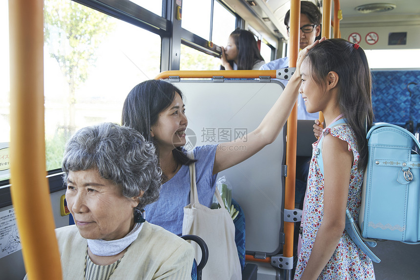 妈妈和女儿一起乘坐公交车