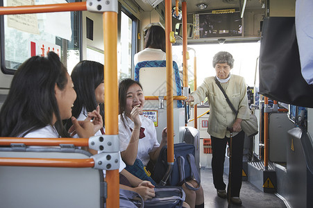 公交车上的老人和高中女生初中女孩高清图片素材