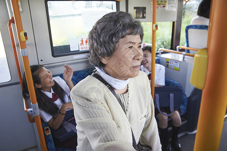 公交车上的未给老人让座的高中生中学生高清图片素材