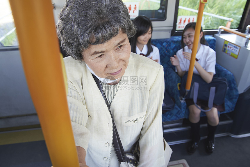 公交车上的未给老人让座的高中生