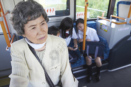 公交车上的未给老人让座的高中生交通工具高清图片素材