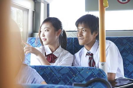 高中男生和女生在公交车上交谈图片