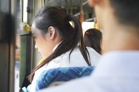 公交车上的高中女生看下窗外图片