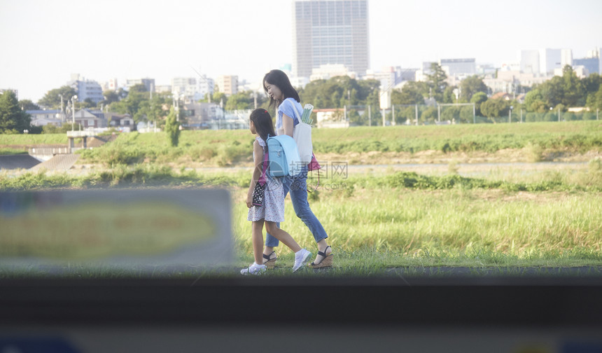 父母和孩子的放学回家路图片