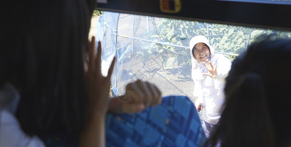 和学生打招呼的妇女中学生高清图片素材