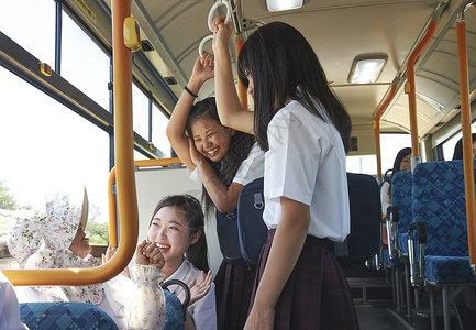 在公交车上和奶奶聊天交谈的初中女生初高中学生高清图片素材