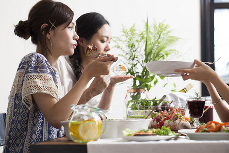 美女和朋友们一起品尝美食高清图片