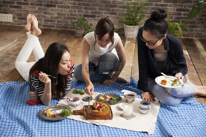 二十几岁女生茶话会品尝美食图片