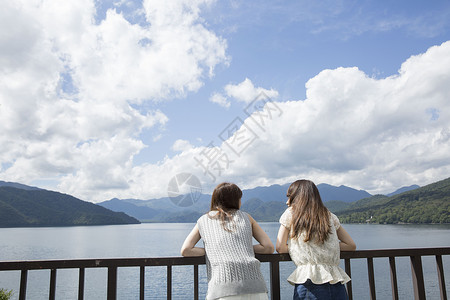 夏日出游的闺蜜在湖边看风景图片