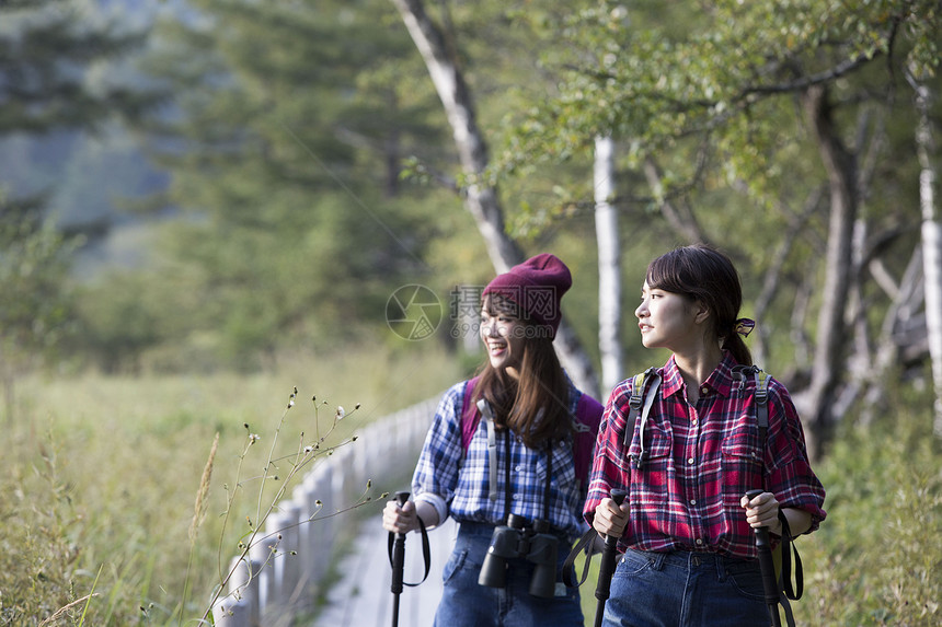 日照阳光生机勃勃女人徒步旅行图片