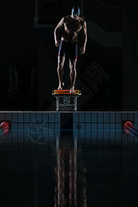 在跳板上的游泳运动员男性高清图片素材