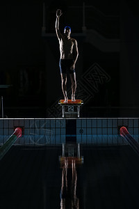 在跳板上的游泳运动员练习高清图片素材
