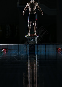 站在跳板上的游泳运动员游泳者高清图片素材