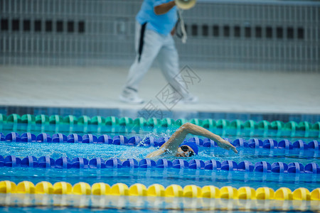 游泳教练给运动员计时背景图片