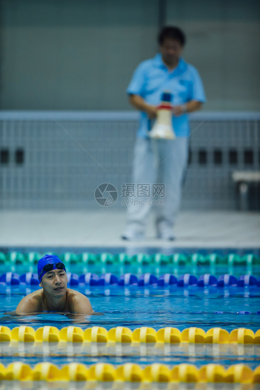 教练和游泳运动员图片
