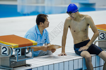 指导训练的游泳运动员和教练图片