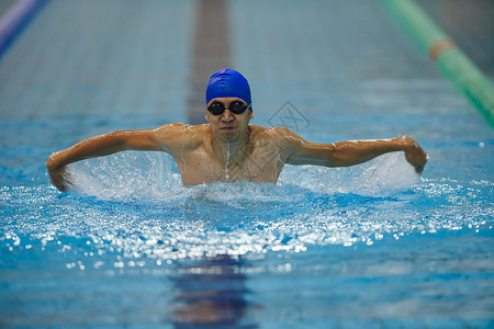 游泳练习的游泳运动员图片